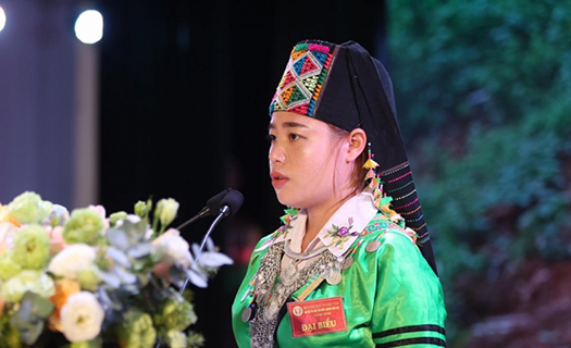 Cô giáo người Mông và hành trình khiến 100% trẻ ở vùng đất 